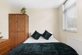 Bright Top floor room next to Paddington